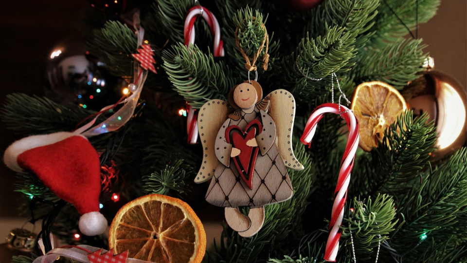 How to Honour a Loved One at Christmas: 10 Meaningful Ideas 